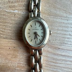 Montreux ladies oval gold tone dress Watch NEW BATTERY
